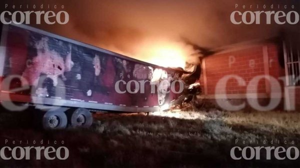 Chofer de tráiler muere tras estamparse contra una casa en San Luis de la Paz