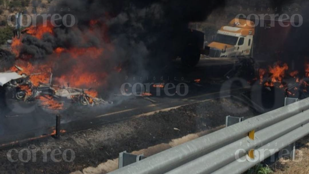 Una pipa y 2 vehículos resultaron siniestrados en la autopista occidente