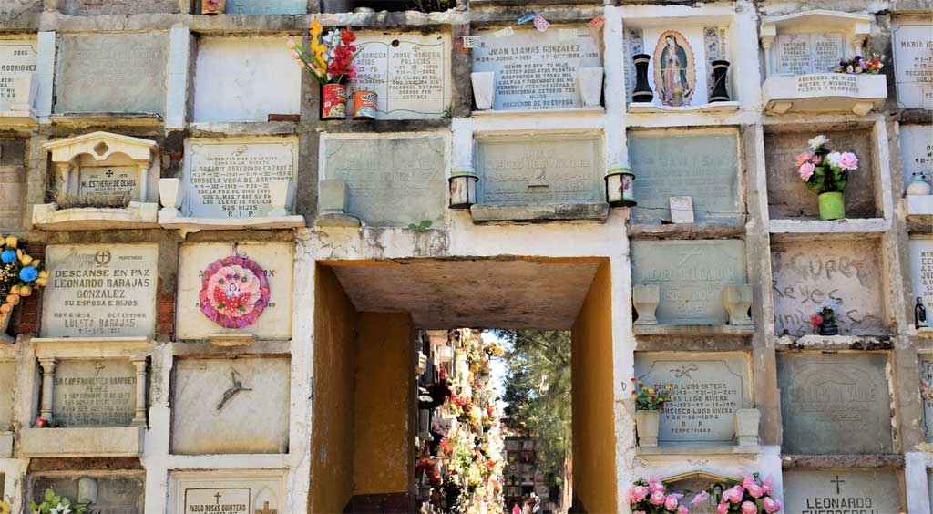 Por Covid, SE ESTÁN LLENANDO los cementerios en la capital