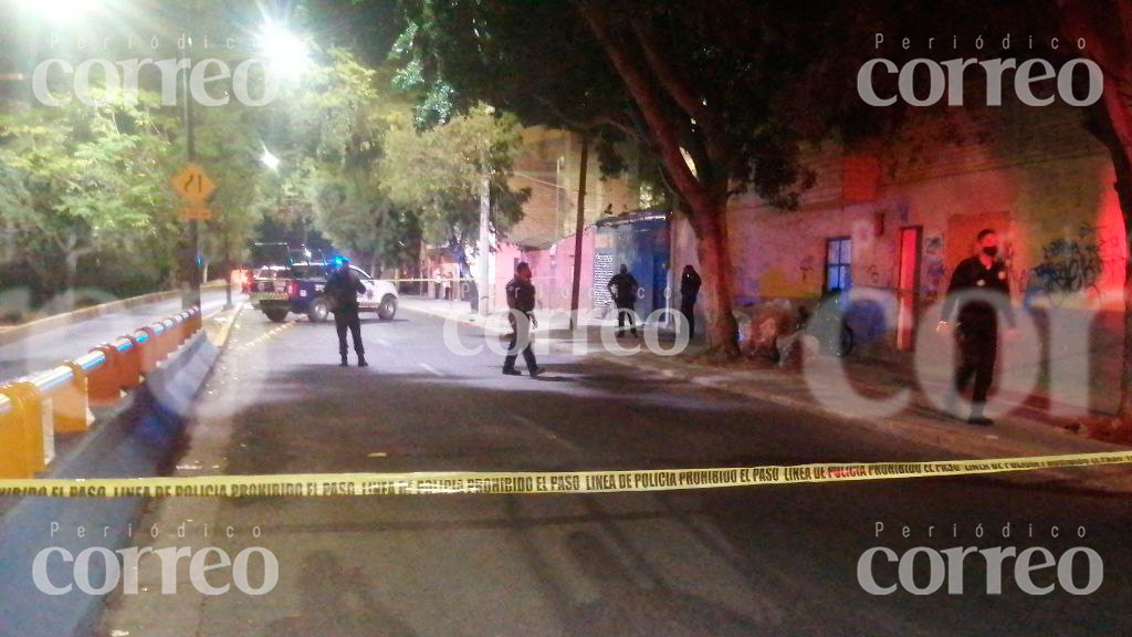 BALEAN a CUATRO hombres en la entrada de una vivienda