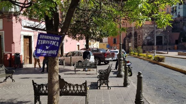 ‘Cuelgan’ el gafete de guía por nulo turismo en la capital