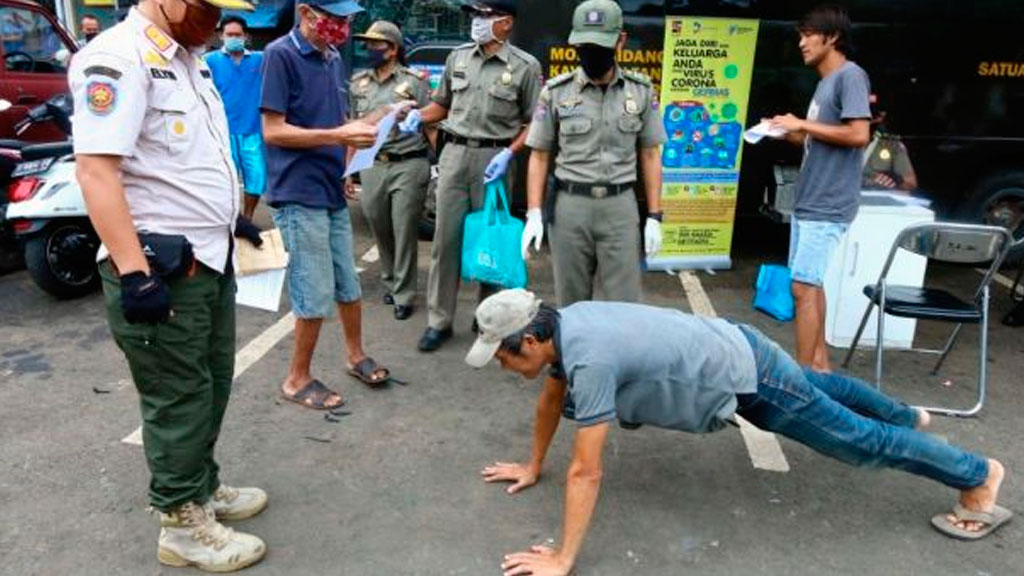 Policías castigan a quienes no usen cubrebocas con lagartijas