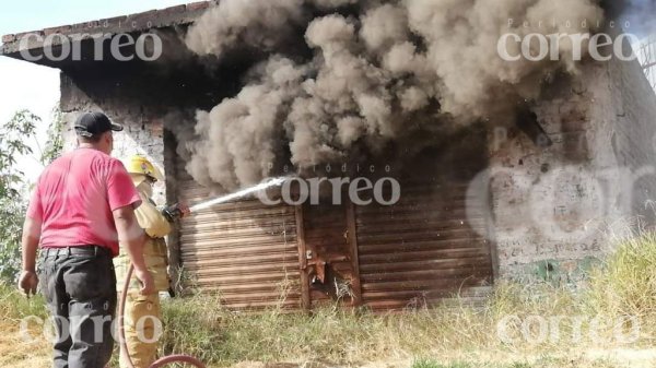 Roban llantera frente a Bomberos de Abasolo y la incendian