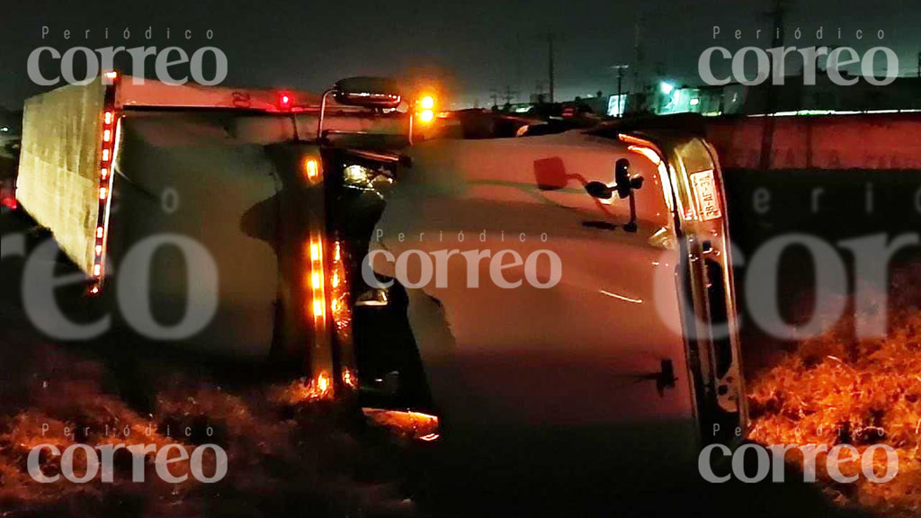 Sale ileso tras volcadura de tráiler en Libramiento Sur de Irapuato