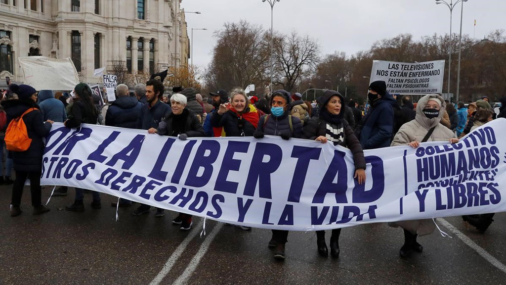 Miles se manifiestan en España contra el ‘engaño’ del Covid-19