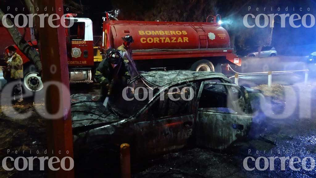 ¡SE SALVA DE MILAGRO! Conductor ebrio choca en Cortazar y se incendia su auto