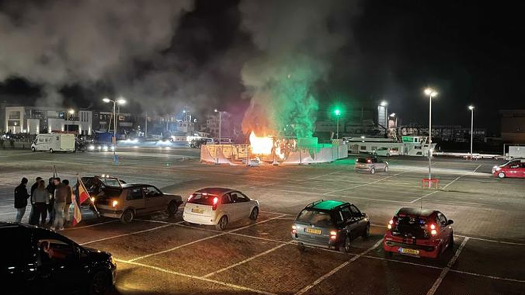 Manifestantes incendian centro de pruebas de Covid-19 en Holanda