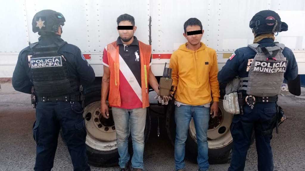 Detienen a dos hombres justo cuando descargaban mercancía robada en Celaya