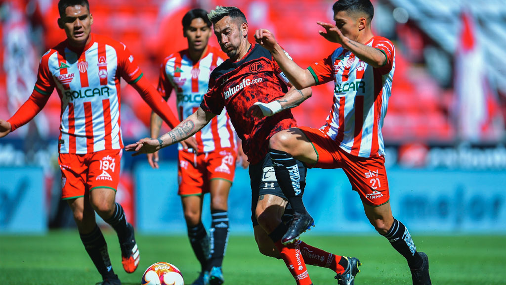 Toluca doblega a Necaxa y alcanza el liderato