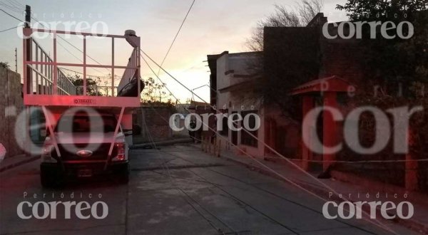 Camioneta tira poste y deja a toda una colonia sin luz en Pénjamo