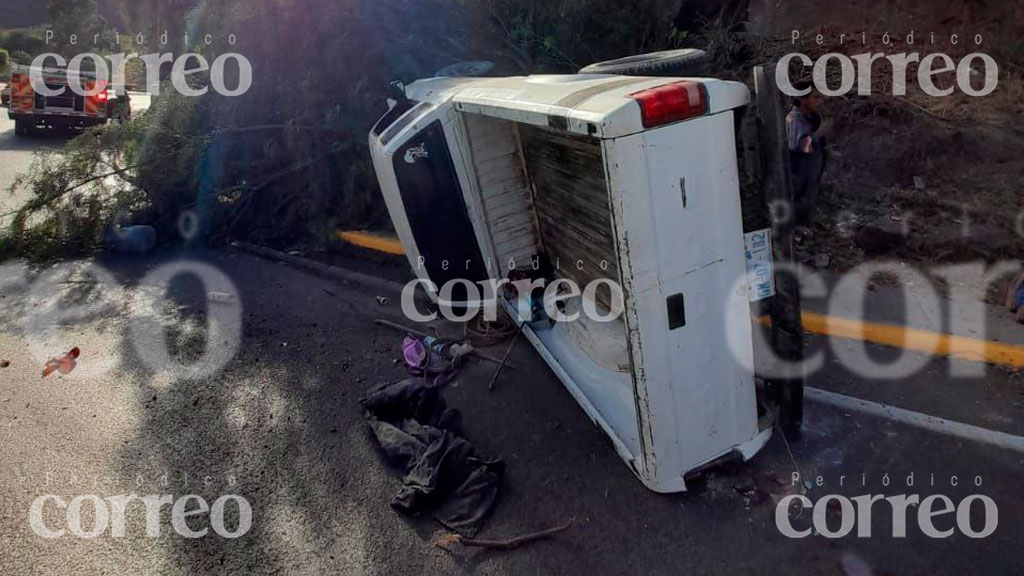 Vuelca su camioneta y casi pierde su brazo