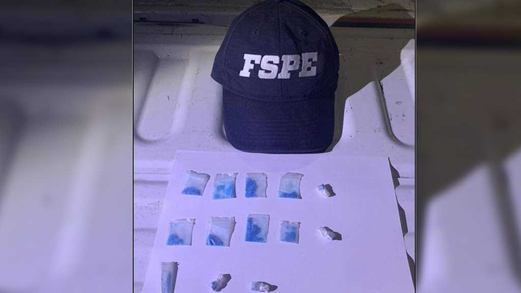 Elementos de las FSPE aseguran varios envoltorios de droga en Celaya