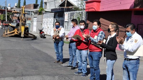 Ponen en marcha rehabilitación de calle en Uriangato