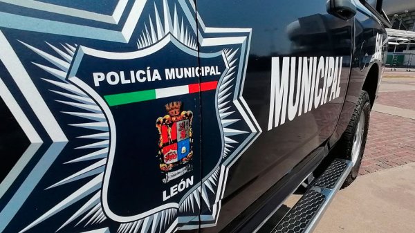 Investigan a policías que ‘jugaban tiro al blanco’ al aire libre