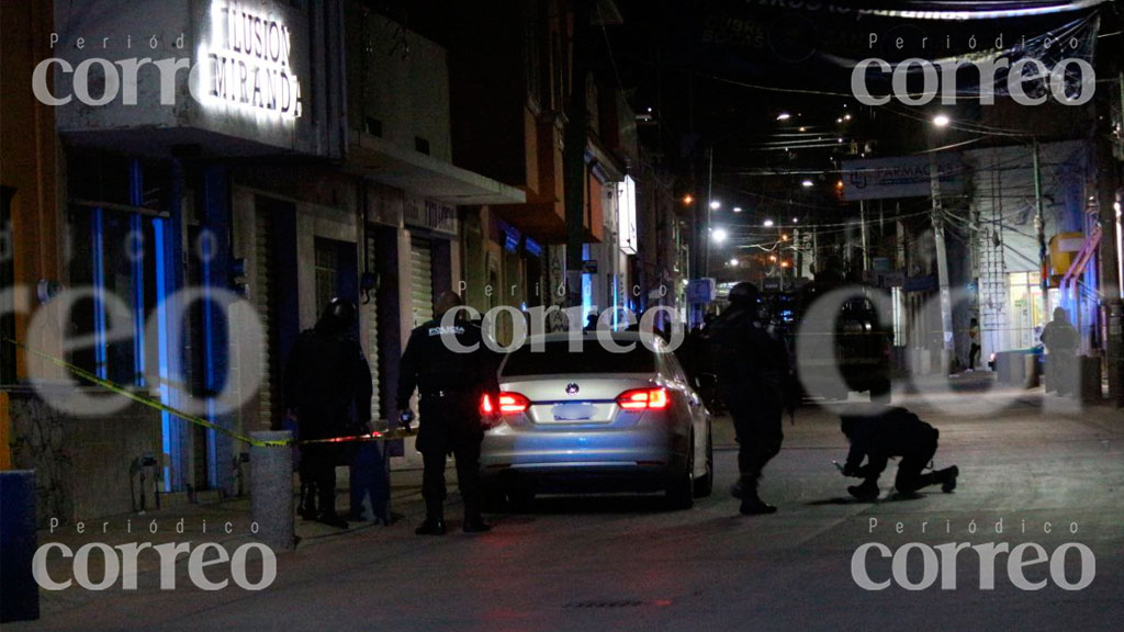 A cuadra y media de la Presidencia MATAN a mujer frente a su hija