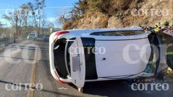 Resulta ilesa pese a volcadura en carretera a Noria Alta