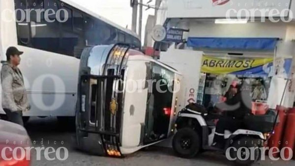 Aparatoso choque entre un camión de pasajeros y uno repartidor de gas dejó solo daños materiales