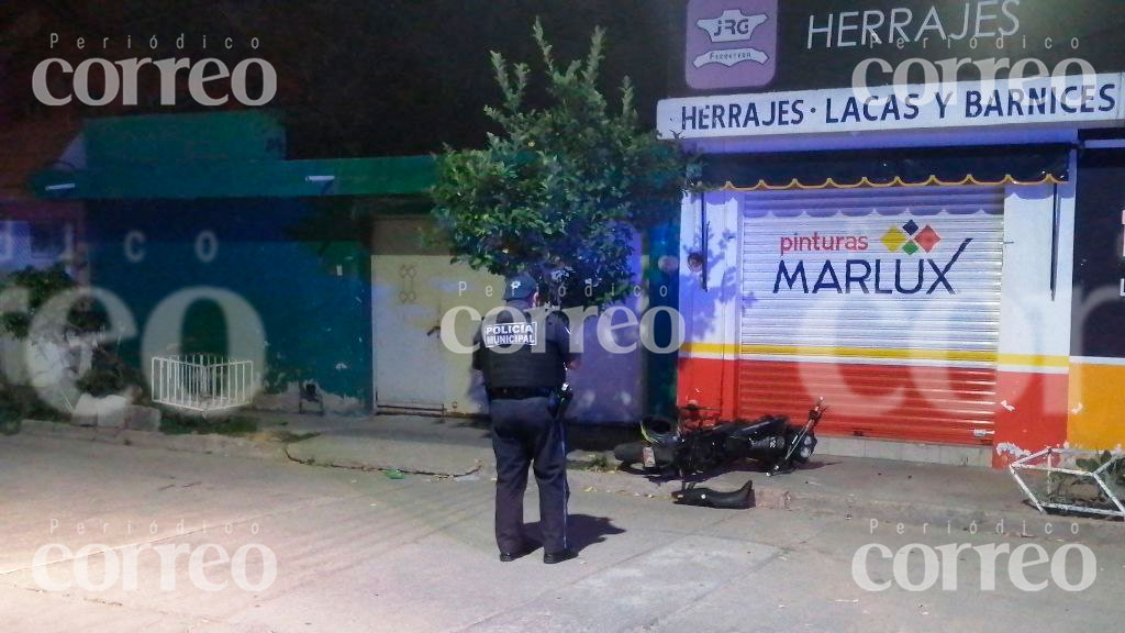 Balean a hermanos, pero chocan y uno termina detenido y herido