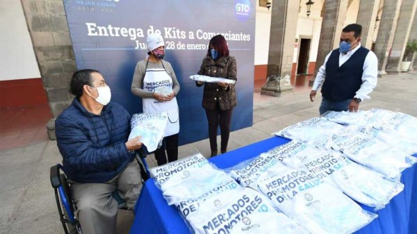 Entregan kits de protección a comerciantes del mercado Miguel Hidalgo