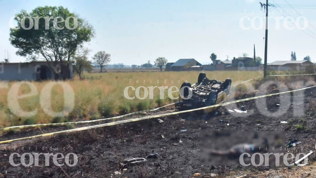 Conductor no llega a su destino; vuelca sobre la Irapuato-Abasolo