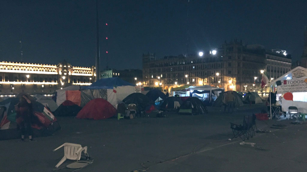 Levanta polémica desalojo del campamento FRENAAA en el Zócalo