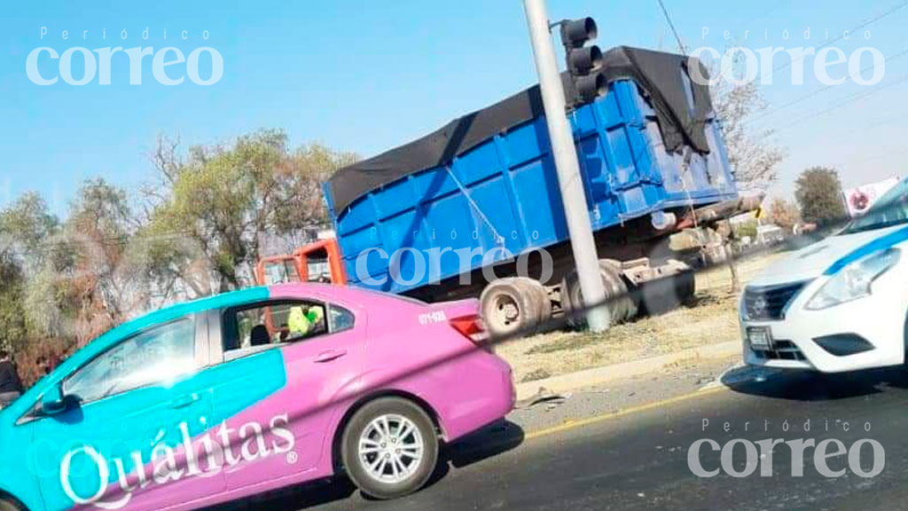 Fuerte choque deja dos heridos y varios daños en salida de Celaya a Juventino