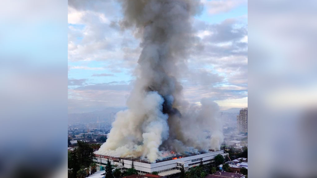 GRAN INCENDIO devora hospital de San Borja en Chile