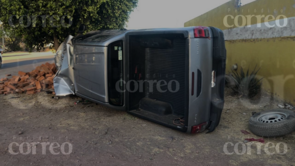 Queda herido tras volcar en su camioneta en la Irapuato- Cuchicuato