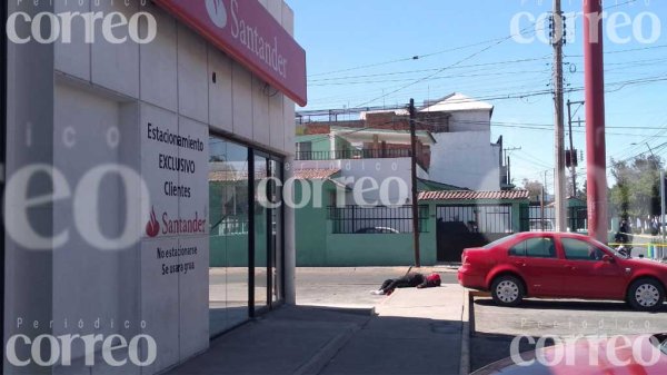 Hombre muere a unos pasos de una sucursal bancaria en Irapuato