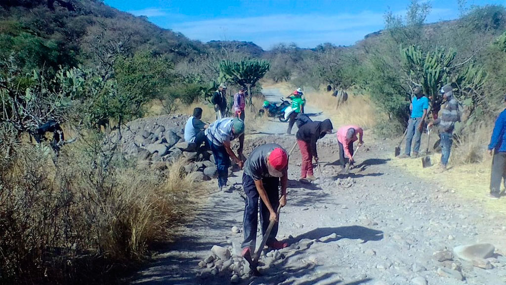 Rehabilitan habitantes camino comunal