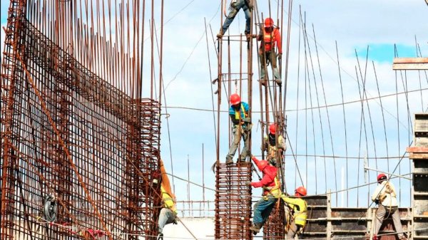 Aumento en precio del acero frena obras públicas