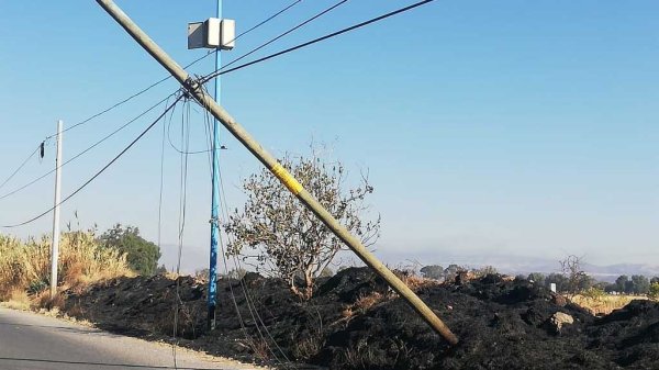 Poste pone en riesgo la vida de peatones, piden vecinos intervención de las autoridades