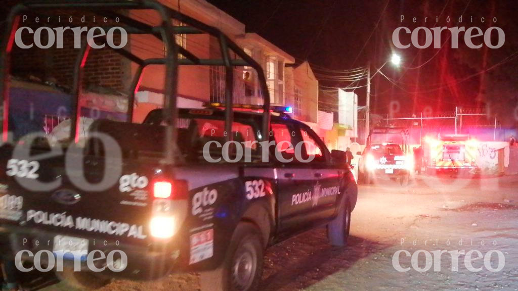 Menores incendian casa de láminas; fuego se sale de control