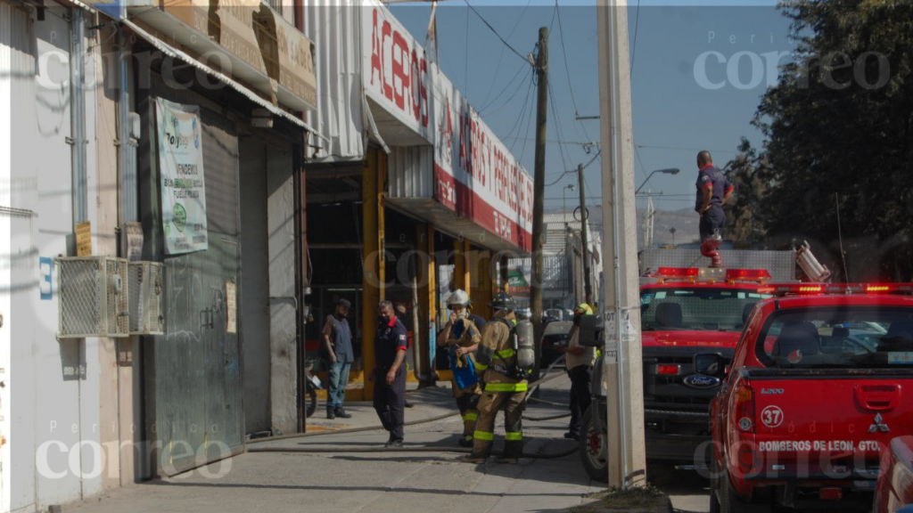 Se incendia fábrica de bolsas en Valle de León