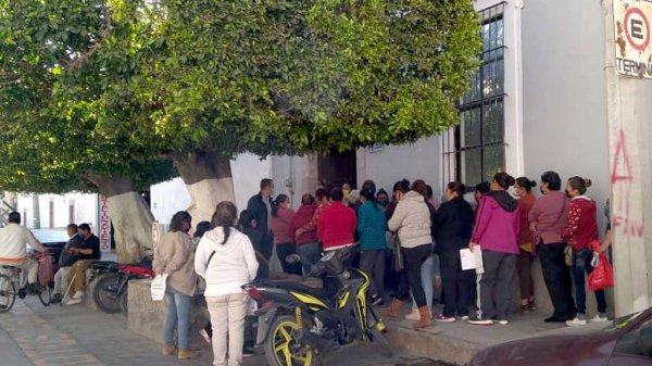 Entrega de apoyos sociales provoca aglomeraciones en Silao