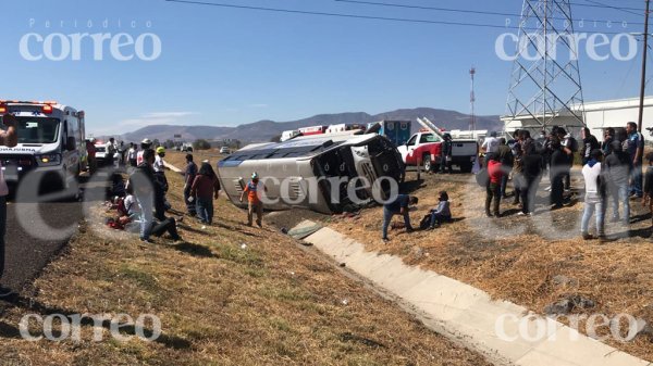 Vuelca transporte de jornaleros en Pénjamo; hay 35 lesionados y un muerto