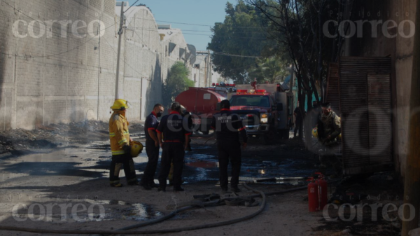 Se quema tenería en La Piscina; el fuego se salió de control y alcanzó un poste de luz