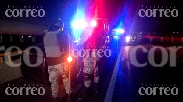 Localizan cuerpo embolsado en carretera Valle de Santiago-Irapuato