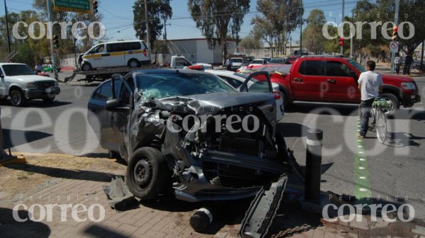 Se pasa el alto y provoca fatal accidente; hay nueve lesionados