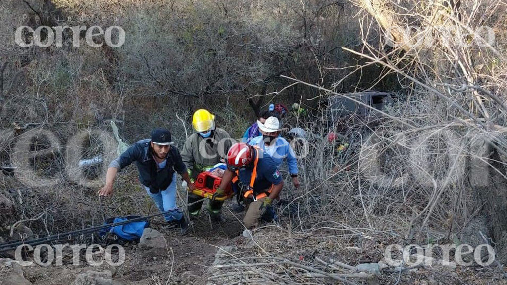 Cinco quedan lesionados tras caer al barranco en Chichimequillas