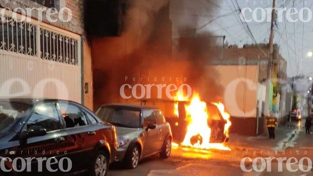 Fuerte incendio de una camioneta alerta a moroleoneses