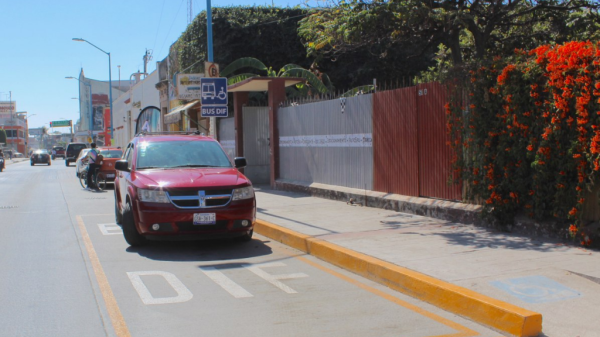 Silaoenses invaden rampas y cajones de estacionamiento para personas con discapacidad