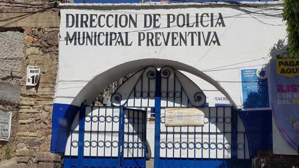 Arrestan a capitalino por actitud agresiva en la Plaza del Baratillo