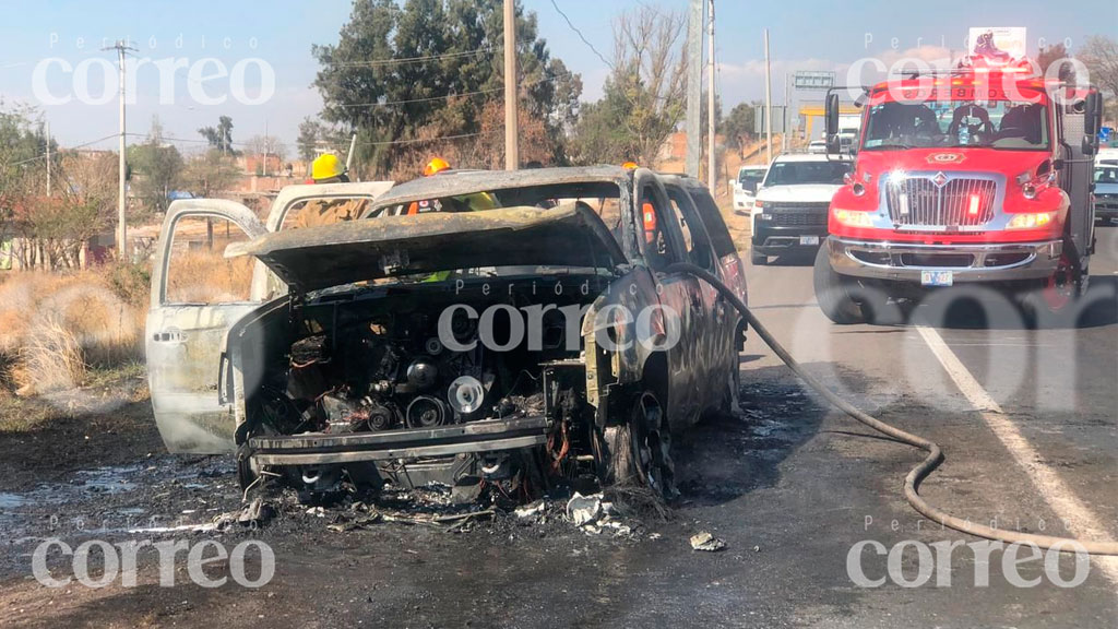 Fuego consume camioneta en la carretera Irapuato-León