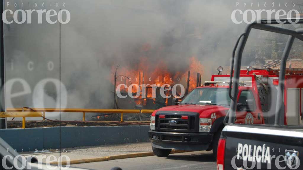 Fuerte incendio deja a leonés sin vivienda