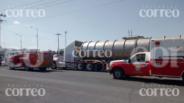 Pierde la vida limpiando el interior de una pipa en San José Iturbide