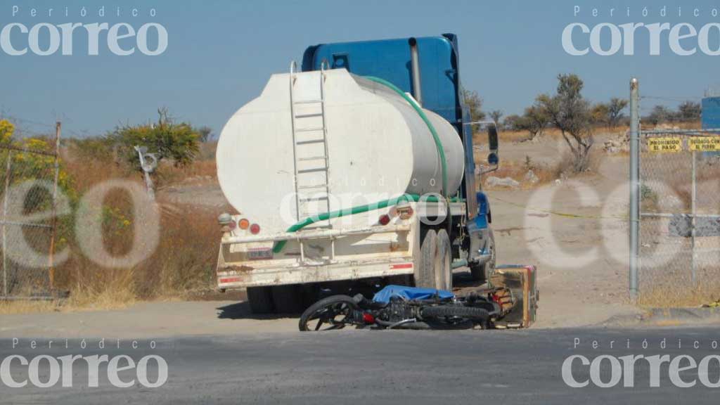 Padre e hijo son arrollado por una pipa de agua, uno de ellos perdió la vida