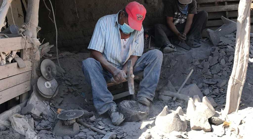 Molcajeteros se resisten ‘a morir’