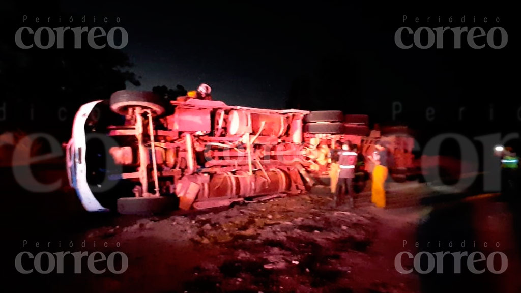 Conductor vuelca su unidad en Acámbaro y logra salir ileso