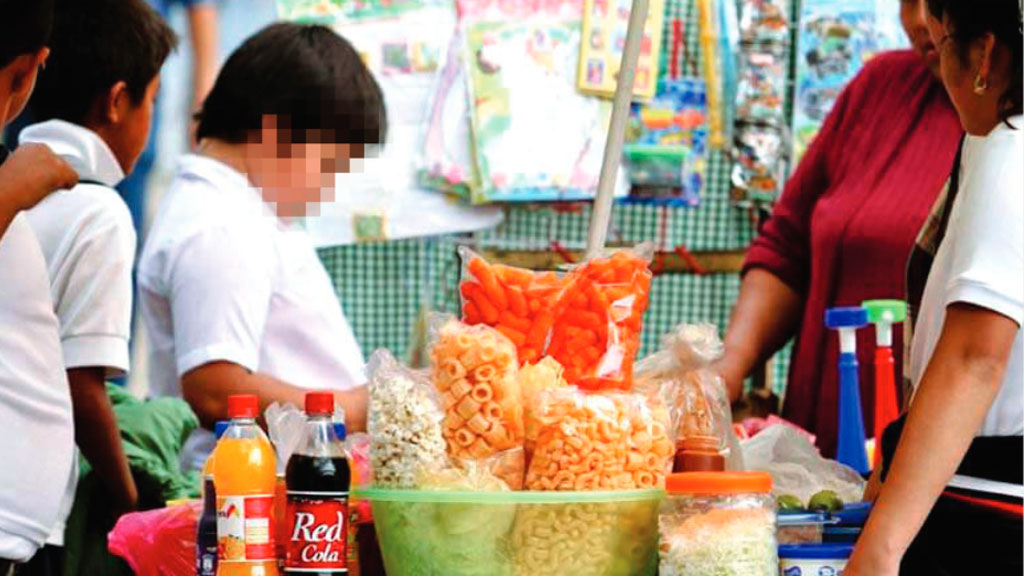 Senado prohíbe la comida chatarra cerca de escuelas